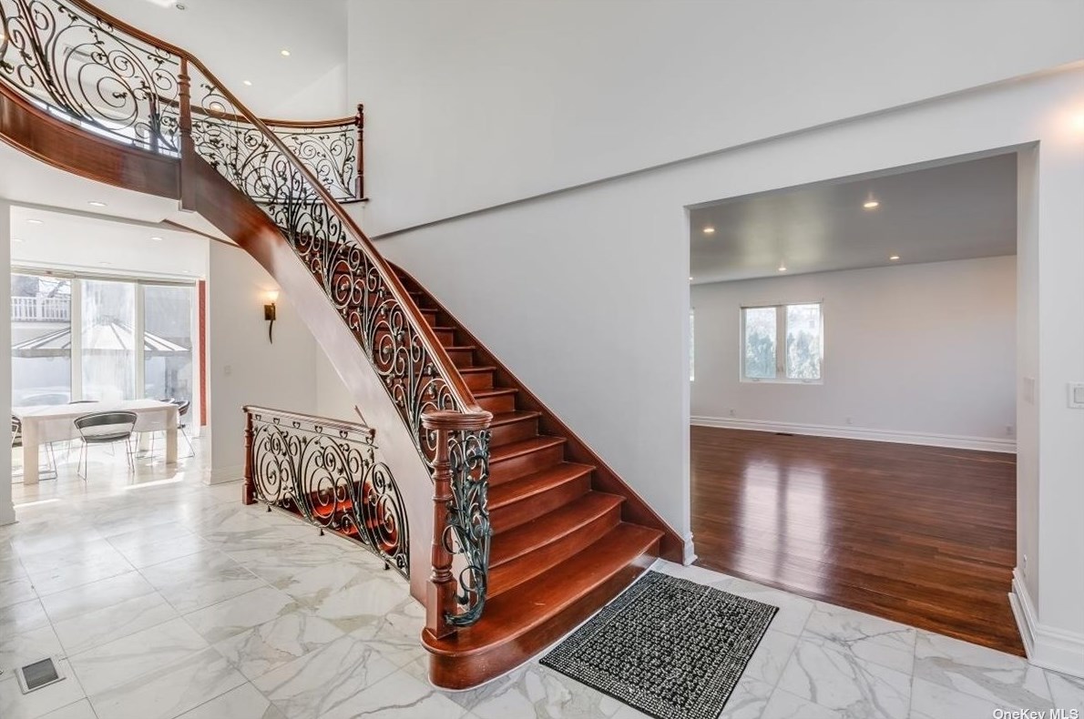 215-04 24th Ave, Flushing, NY 11360-1521