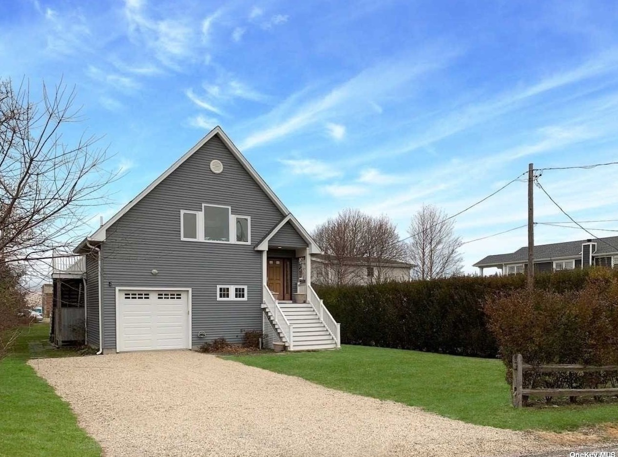 11 Peconic Cres, Hampton Bays, NY 11946-1581