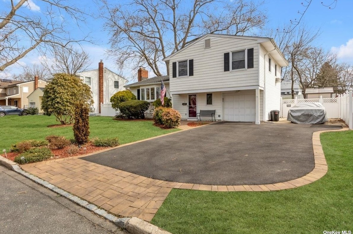 54 Elderwood Ln, Huntington Station, NY 11747