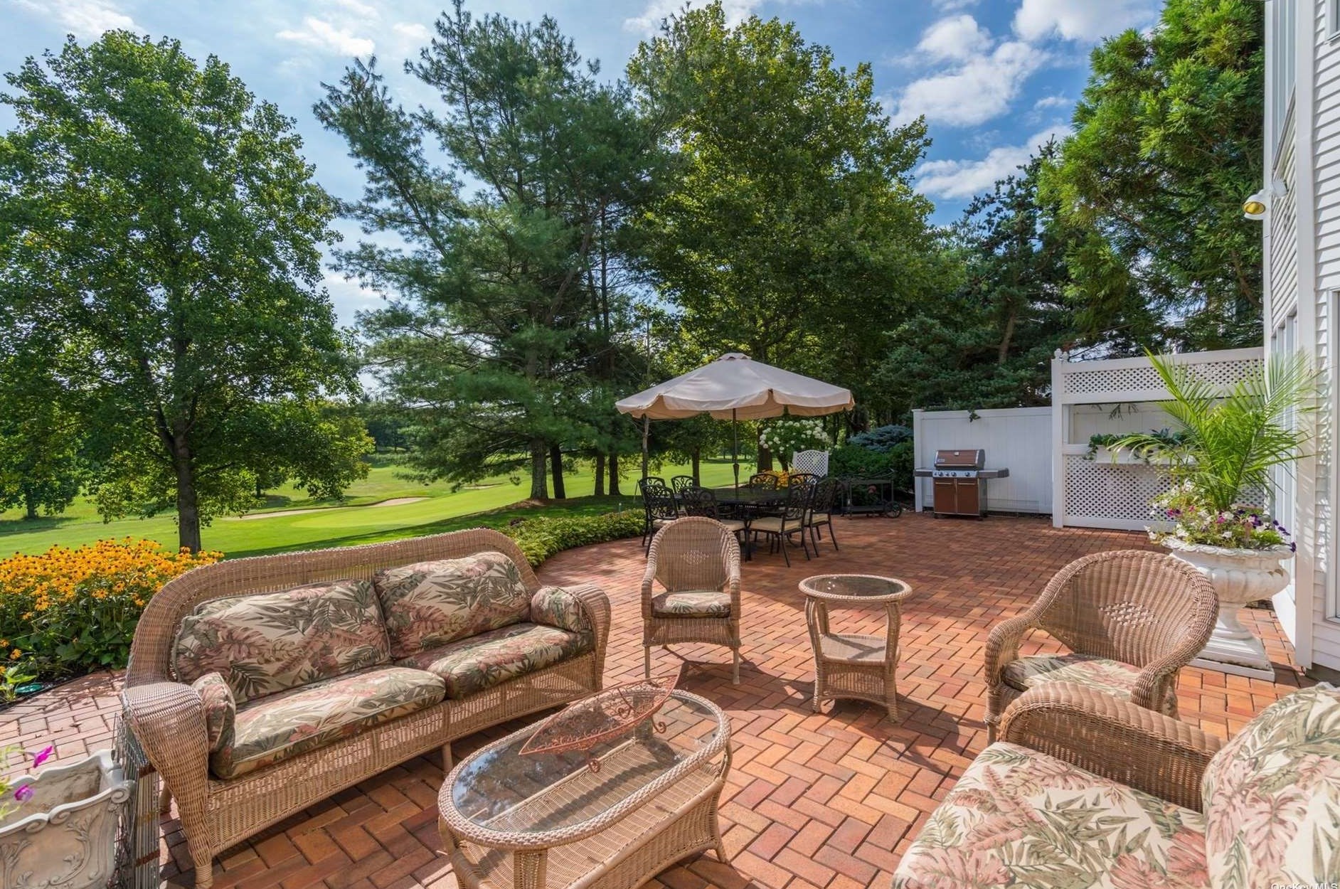 62 Hamlet Dr, Commack NY 11725-4438 exterior