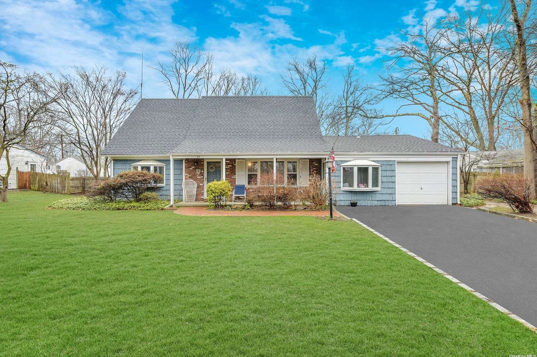 27 Barker Dr, Stonybrook, NY 11790-2526