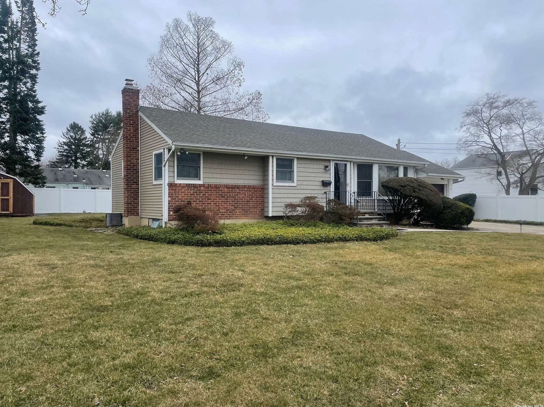 2 Marlowe Pl, Greenlawn NY  11740-2724 exterior