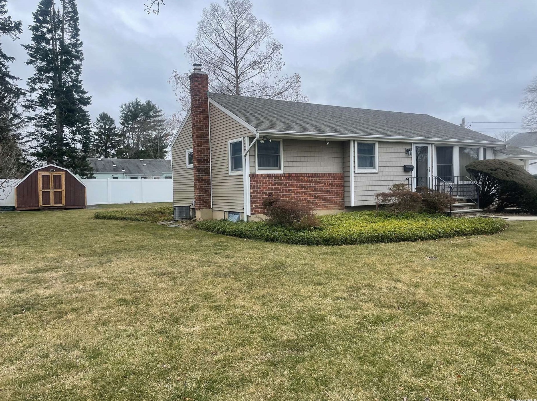 2 Marlowe Pl, Greenlawn NY  11740-2724 exterior