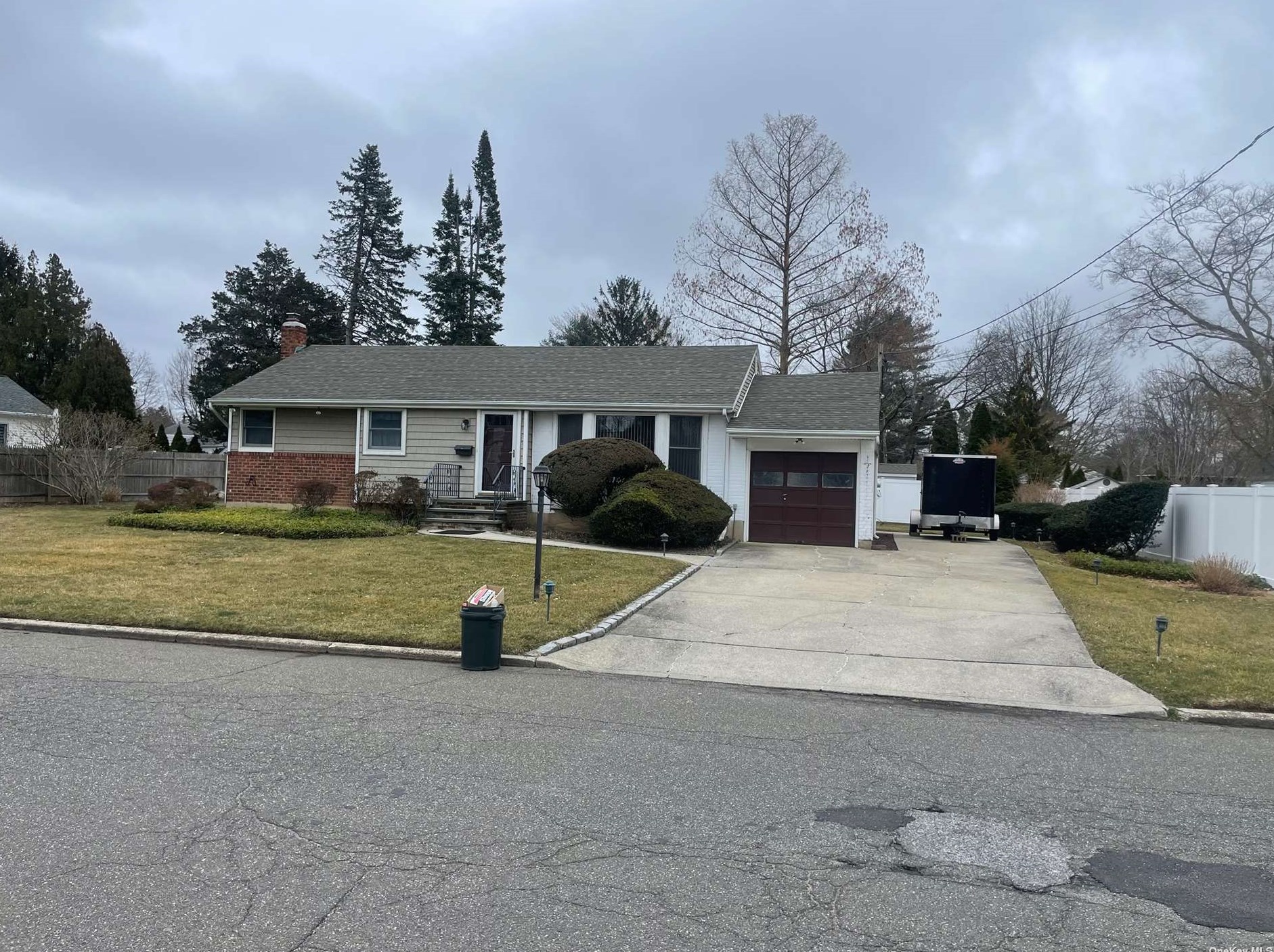 2 Marlowe Pl, Greenlawn NY  11740-2724 exterior