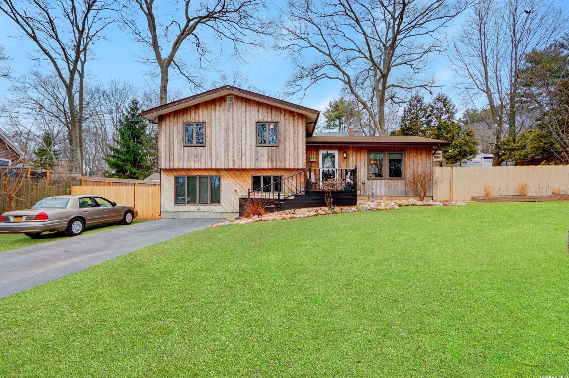 74 Hempstead Dr, Scotts Beach, NY 11789