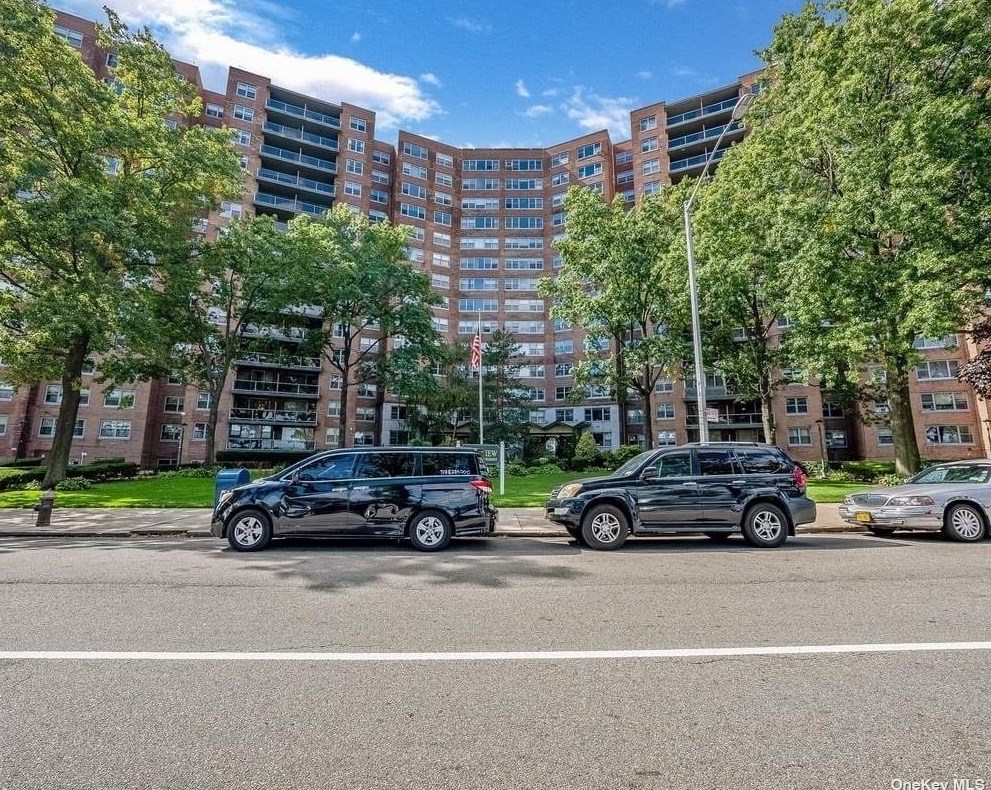 6120 Grand Central Pkwy, Flushing NY  11375-1263 exterior