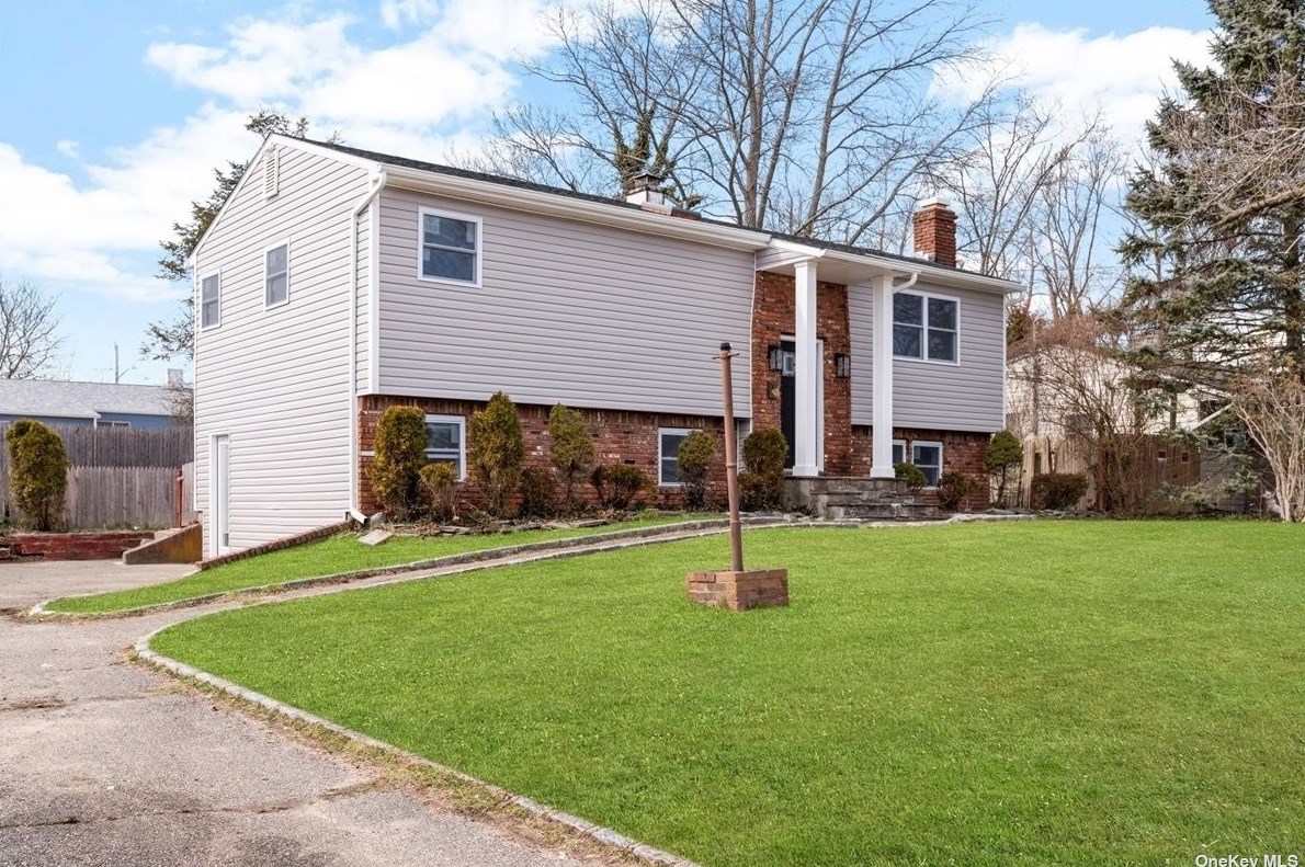 2910 Chestnut Ave, Gordon Heights, NY 11763-1902