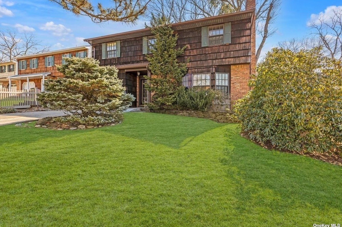 8 Christa Ct, Hunt, NY 11743-6424