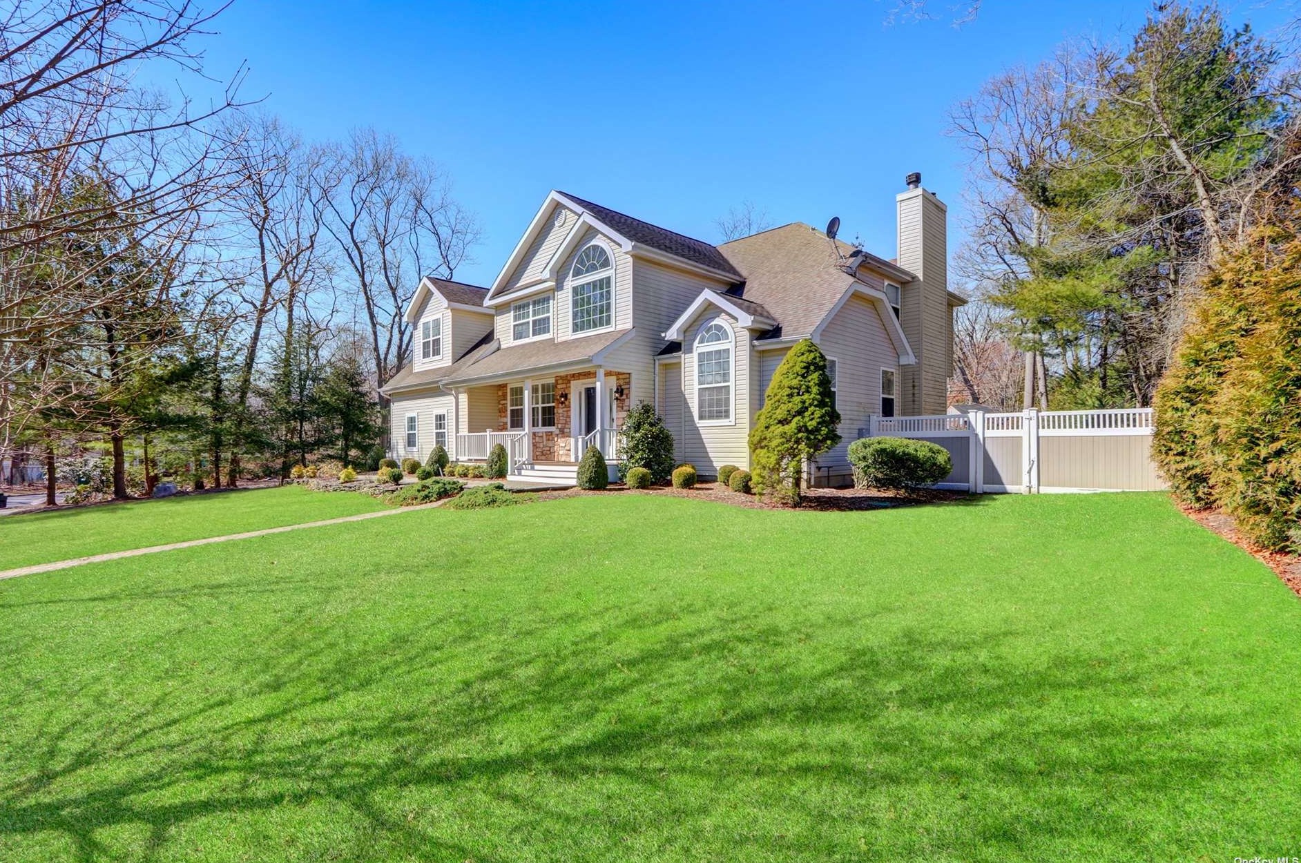 5 Stem Ln, Stonybrook, NY 11790-3381