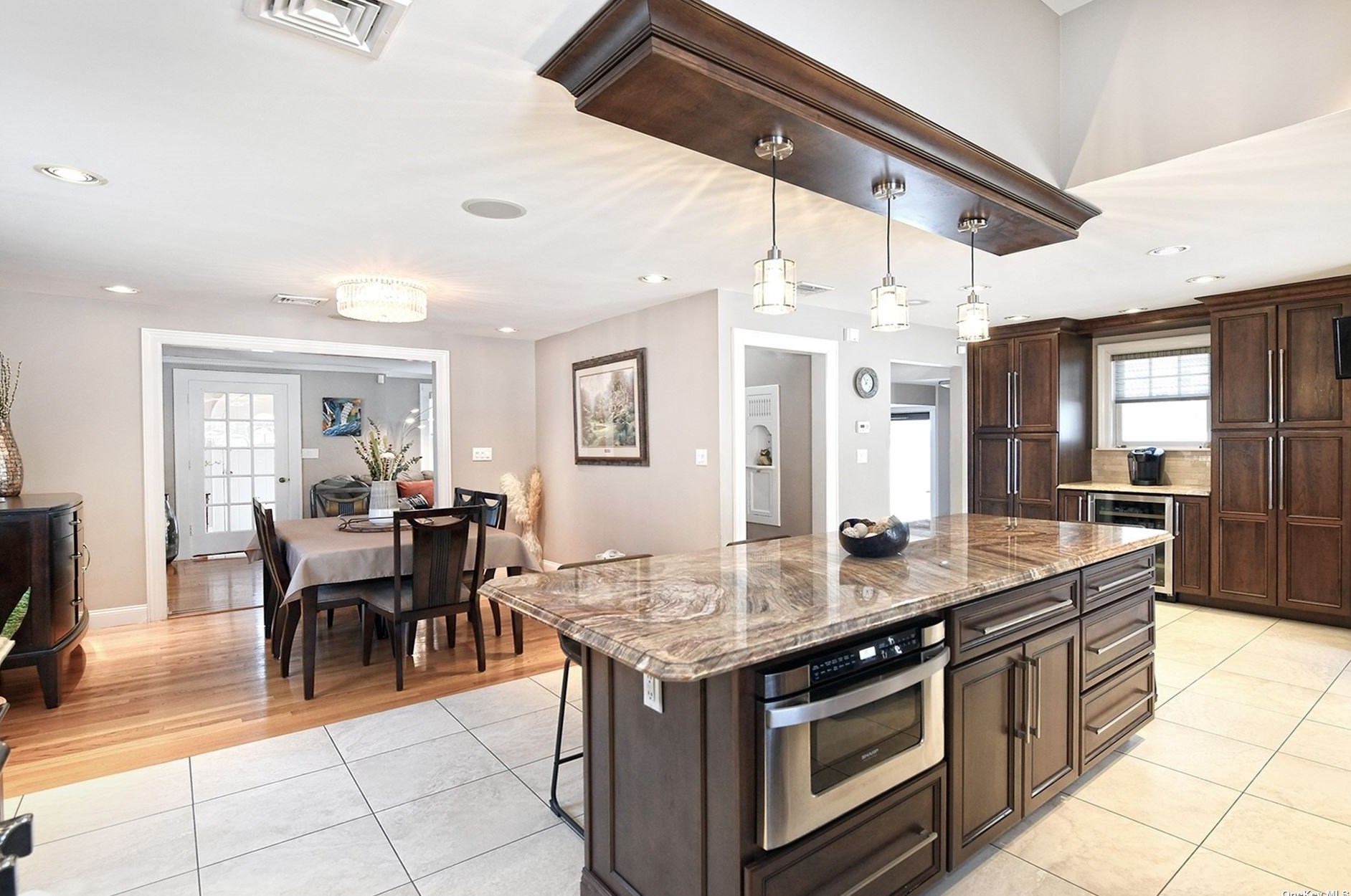 49 Hollywood Ct, Rockville Centre NY  11570-2015 exterior