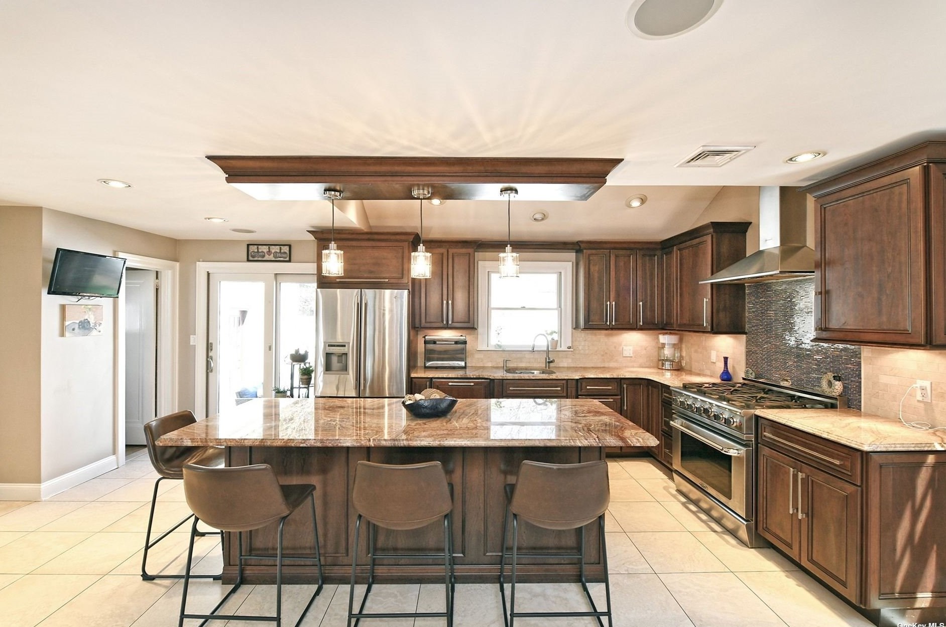 49 Hollywood Ct, Rockville Centre NY  11570-2015 exterior