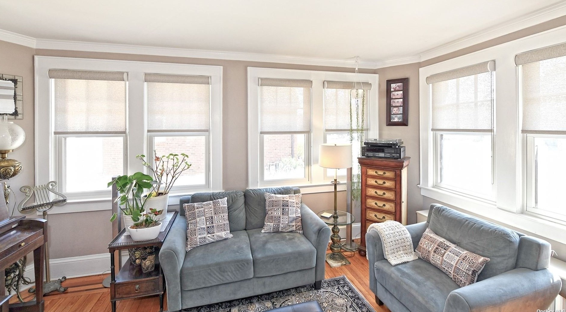 49 Hollywood Ct, Rockville Centre NY  11570-2015 exterior