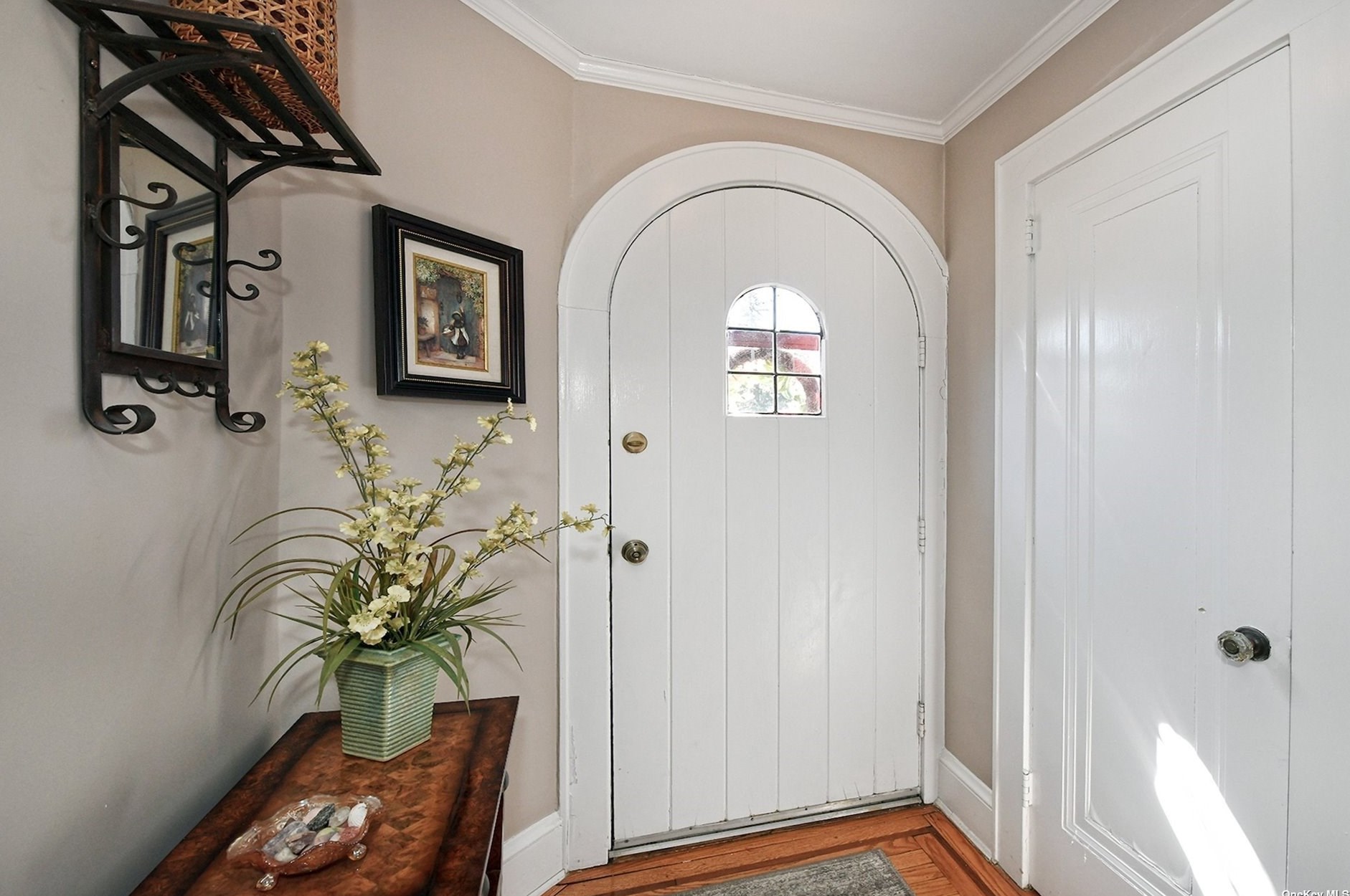 49 Hollywood Ct, Rockville Centre NY  11570-2015 exterior