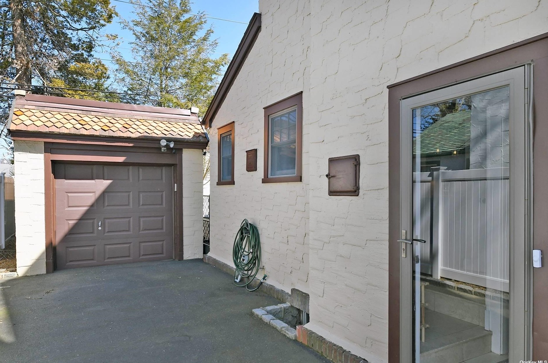 49 Hollywood Ct, Rockville Centre NY  11570-2015 exterior