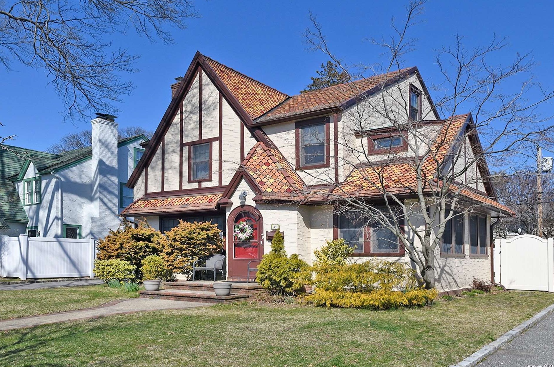 49 Hollywood Ct, Rockville Centre, NY 11570-2015