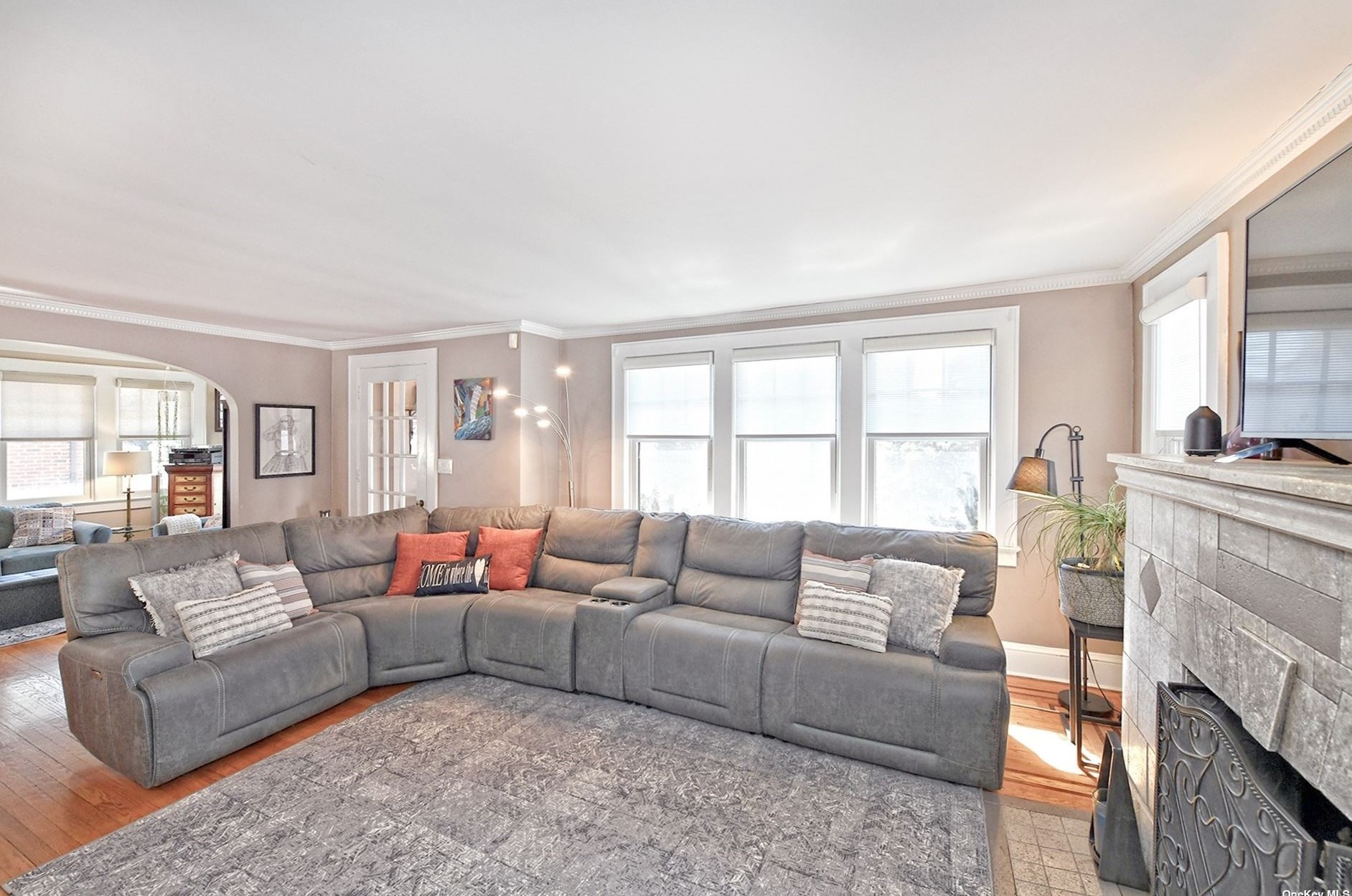 49 Hollywood Ct, Rockville Centre NY  11570-2015 exterior