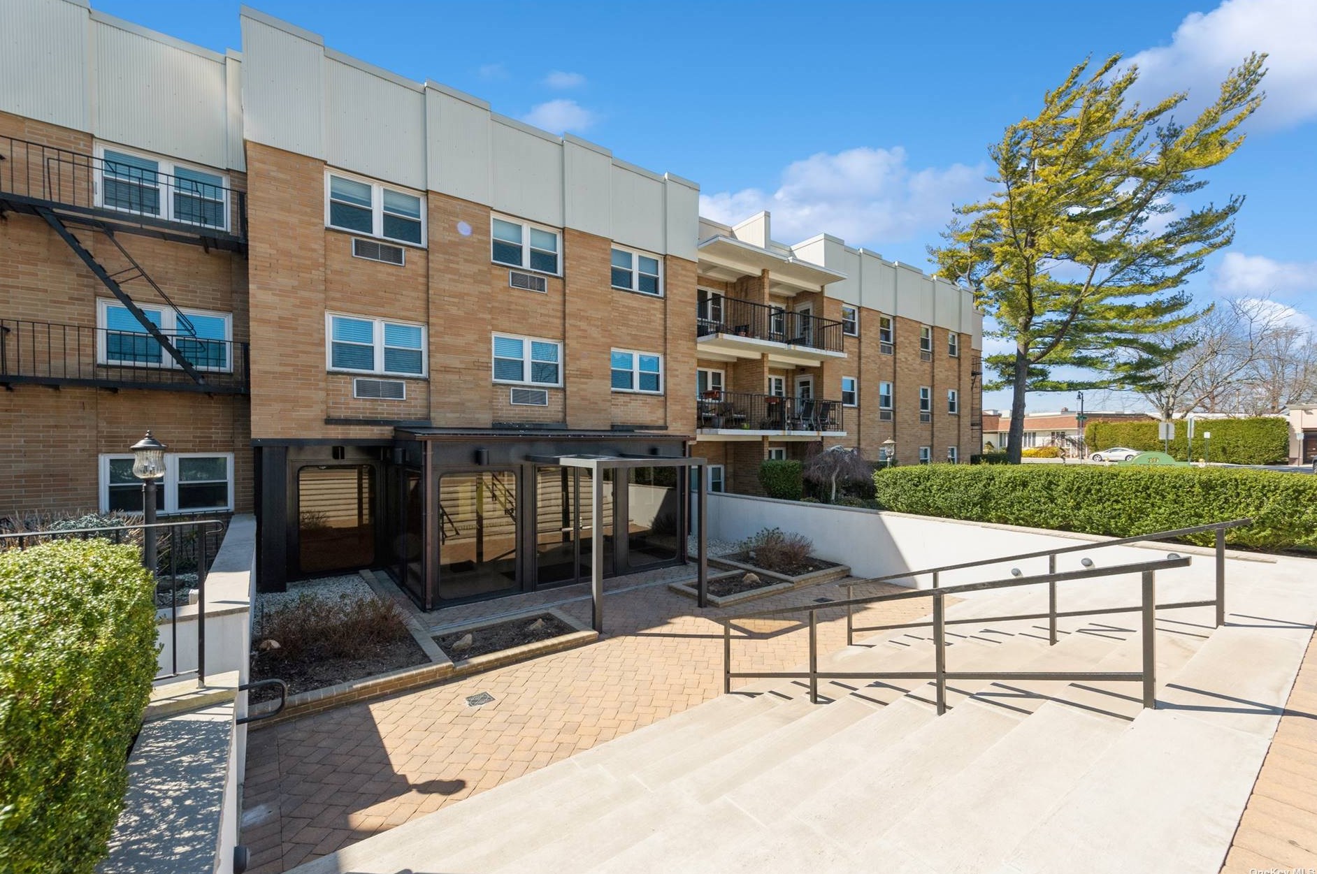 10 Lenox Rd #2f, Rockville Centre, NY 11570