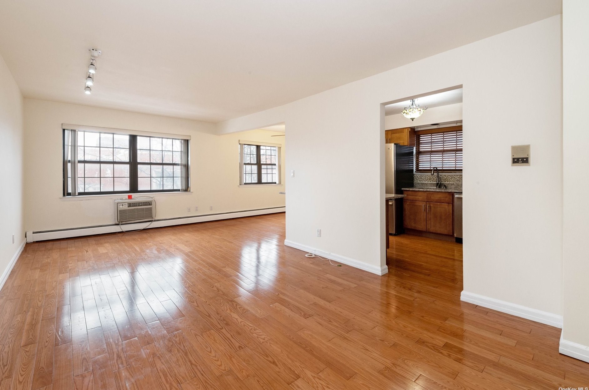 219-17 67th Ave, Flushing, NY 11364-4440
