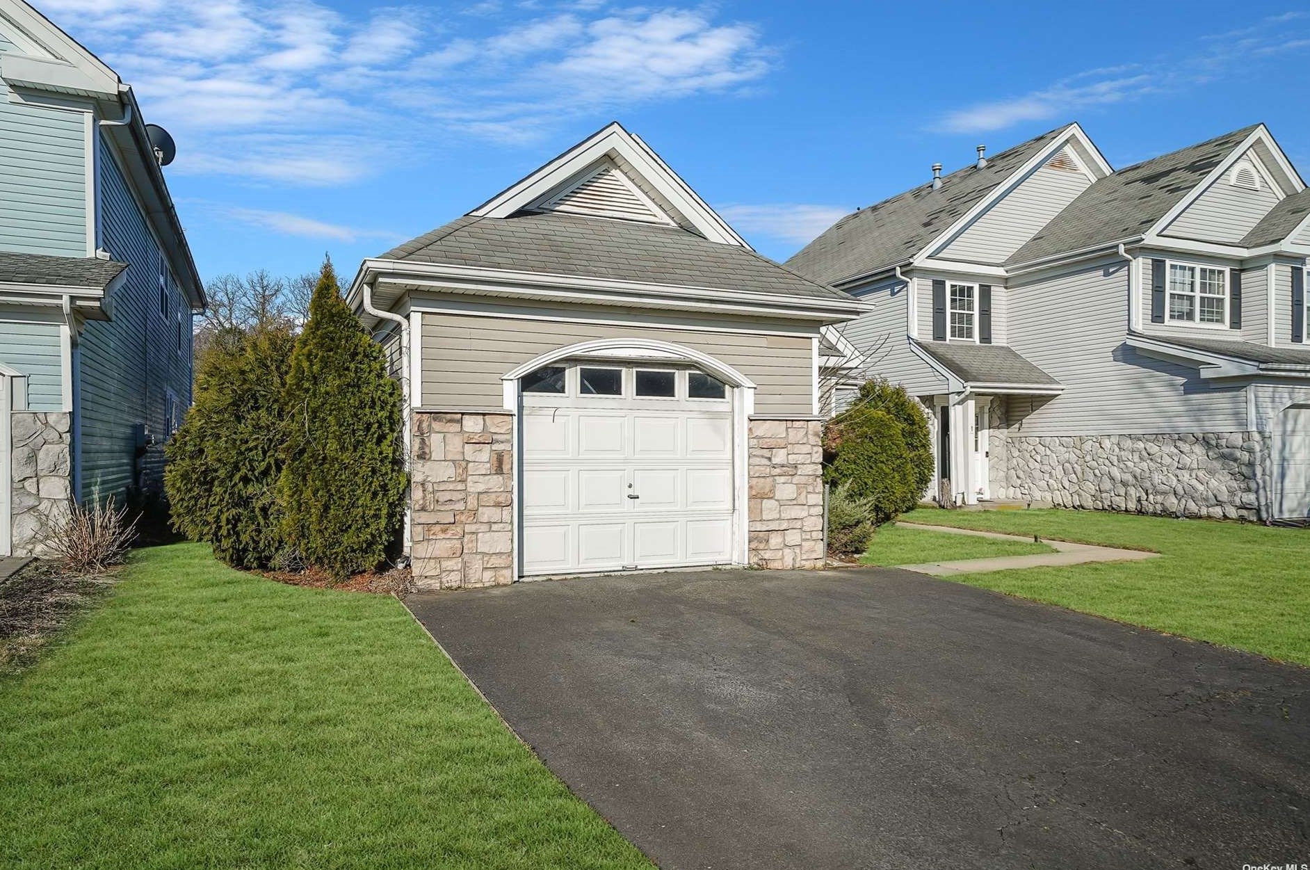 19 Ethan Cir, Middle Island, NY 11953-2645