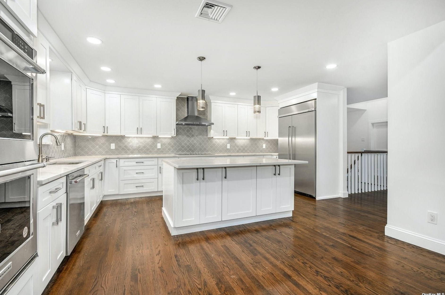 5 Evans Ln, Strongs Neck NY  exterior