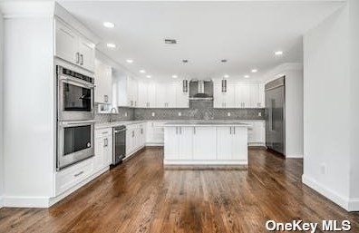 5 Evans Ln, Strongs Neck NY  exterior