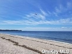 5 Evans Ln, Strongs Neck NY  exterior