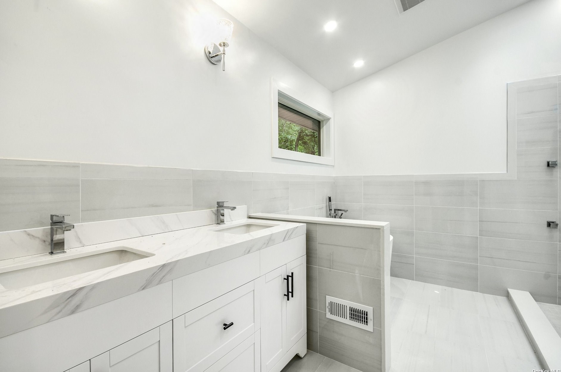 5 Evans Ln, Strongs Neck NY  exterior