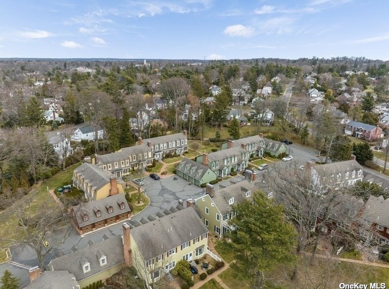 19 Duke Of Gloucester, North Hills NY  11030-3209 exterior