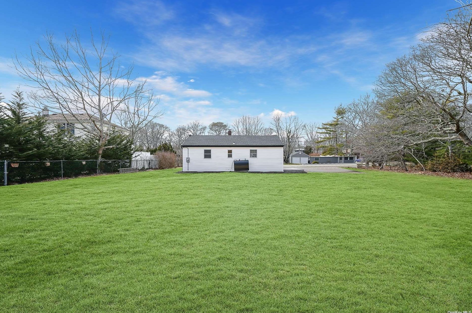 17 Huckleberry Ln, Hampton Bays, NY 11946