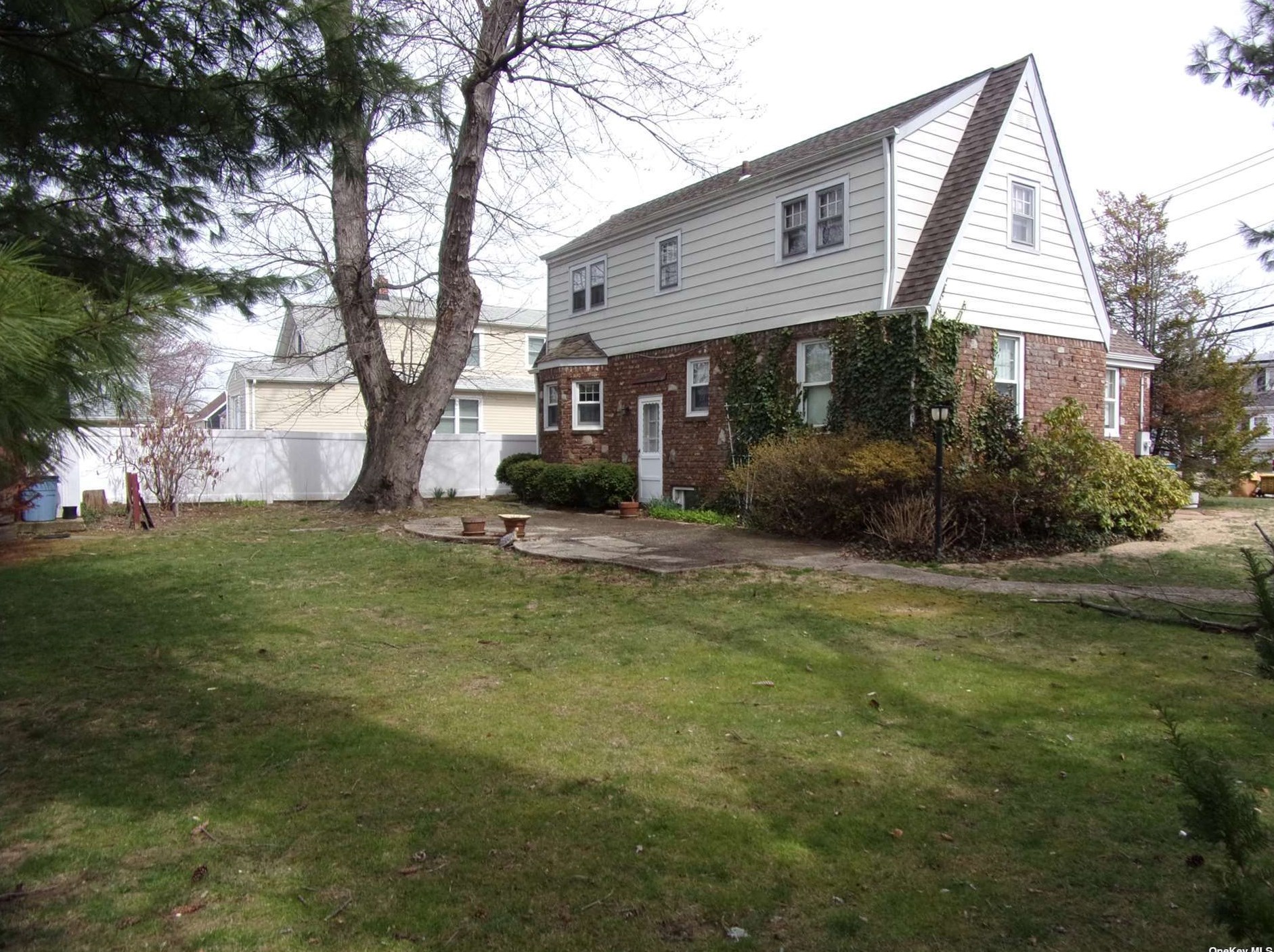 29 Northridge Ave, North Merrick, NY 11566-1949