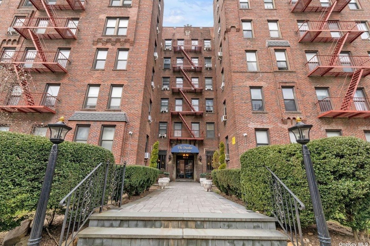 8384 116th St #2c, Jamaica, NY 11418