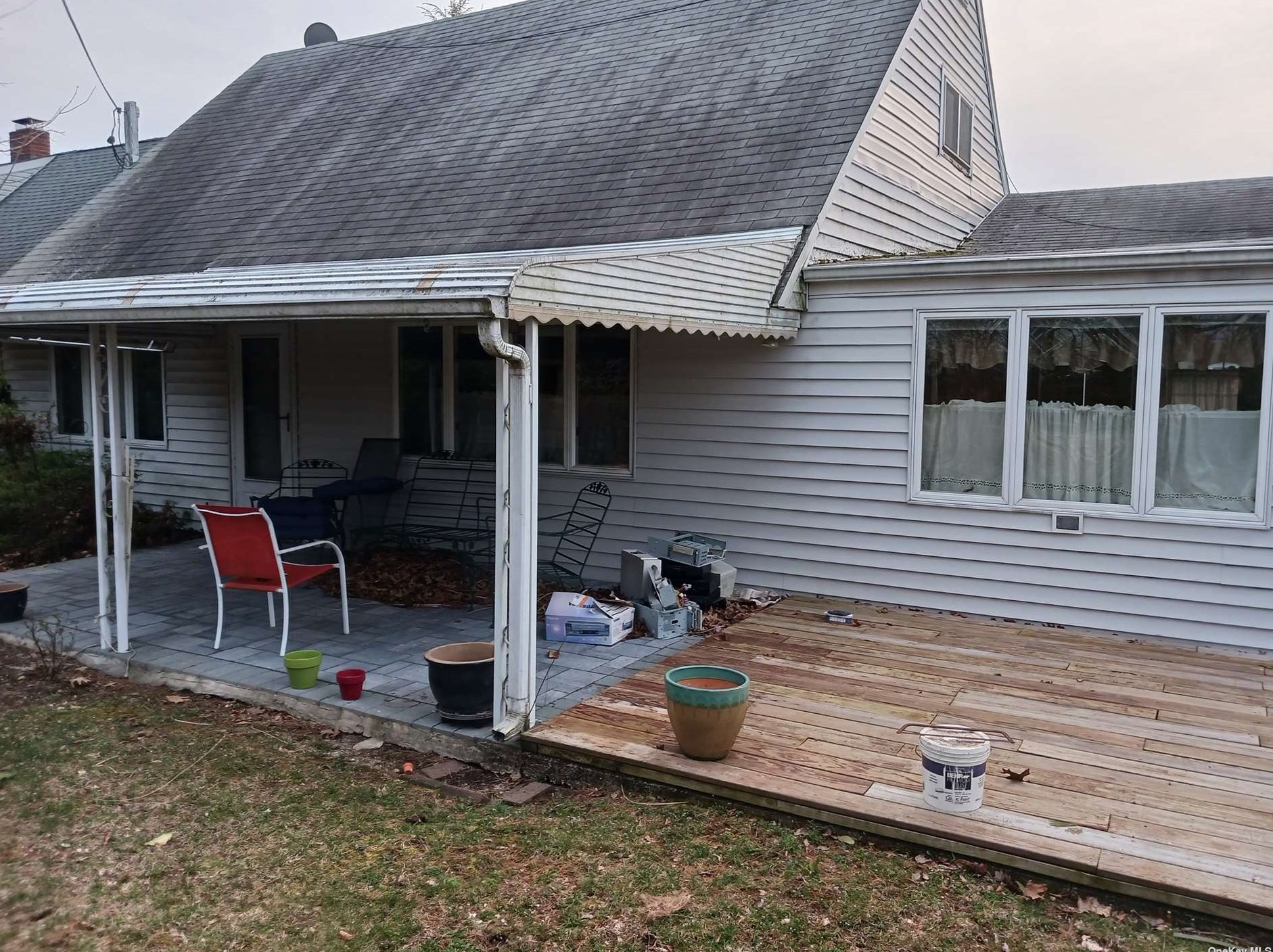 21 April Ln, Hicksville NY  11801-4411 exterior