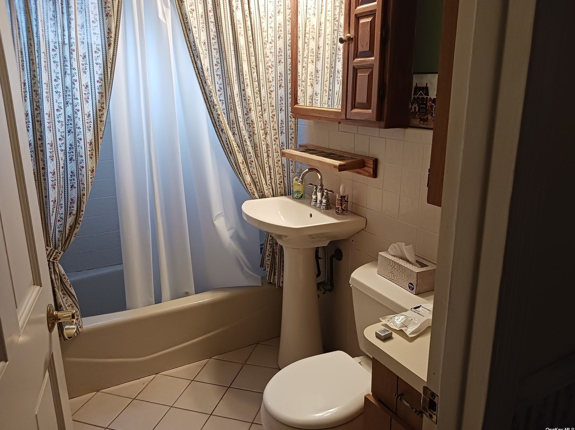 21 April Ln, Hicksville NY  11801-4411 exterior