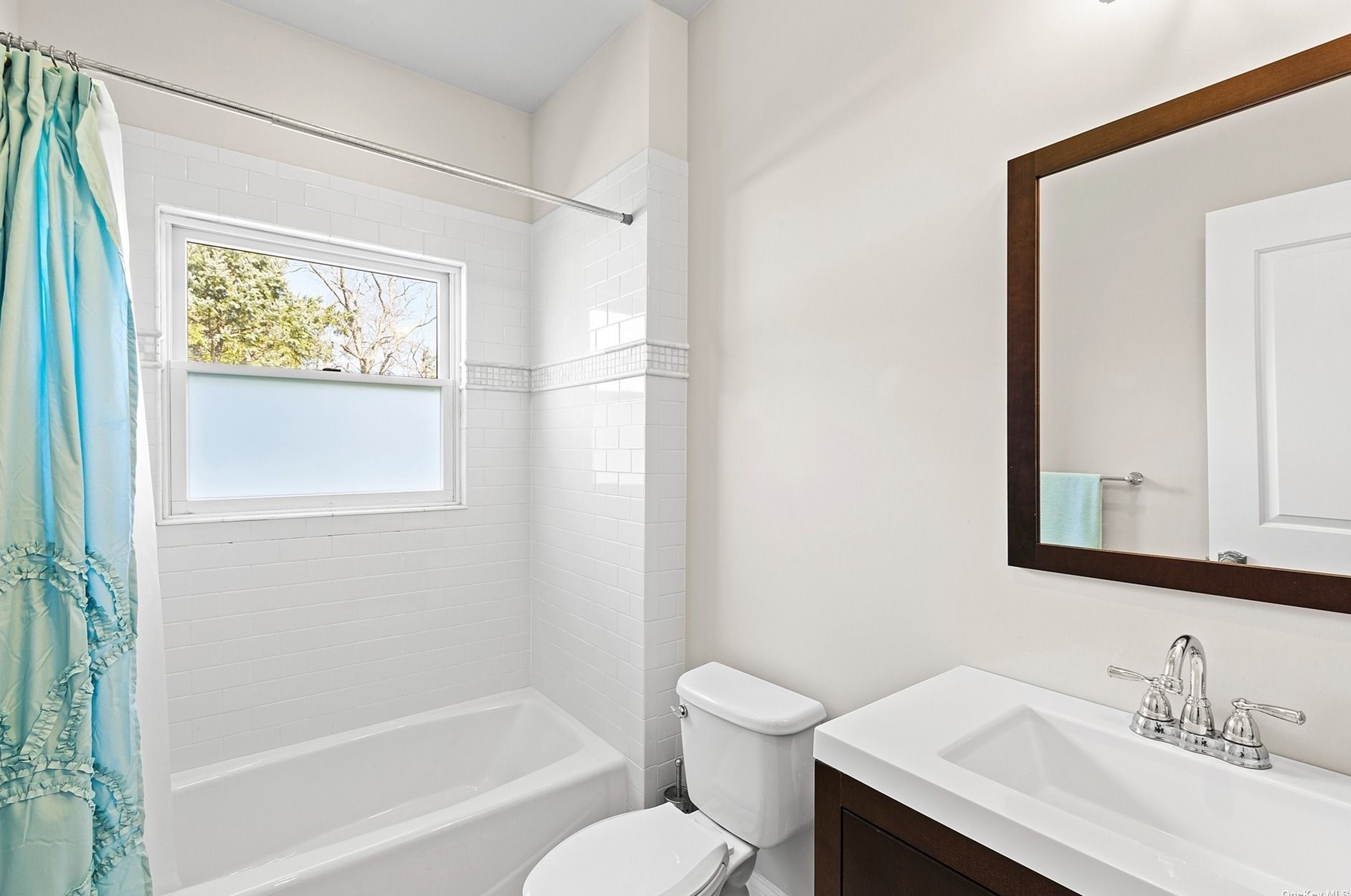 8 Quail Run, Hampton Bays NY  11946-1425 exterior