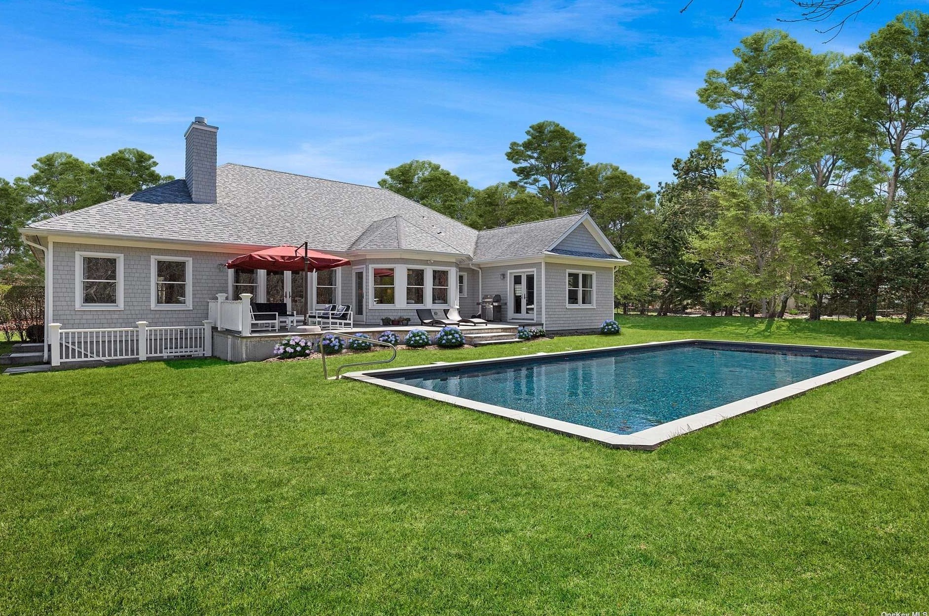 8 Quail Run, Hampton Bays NY  11946-1425 exterior