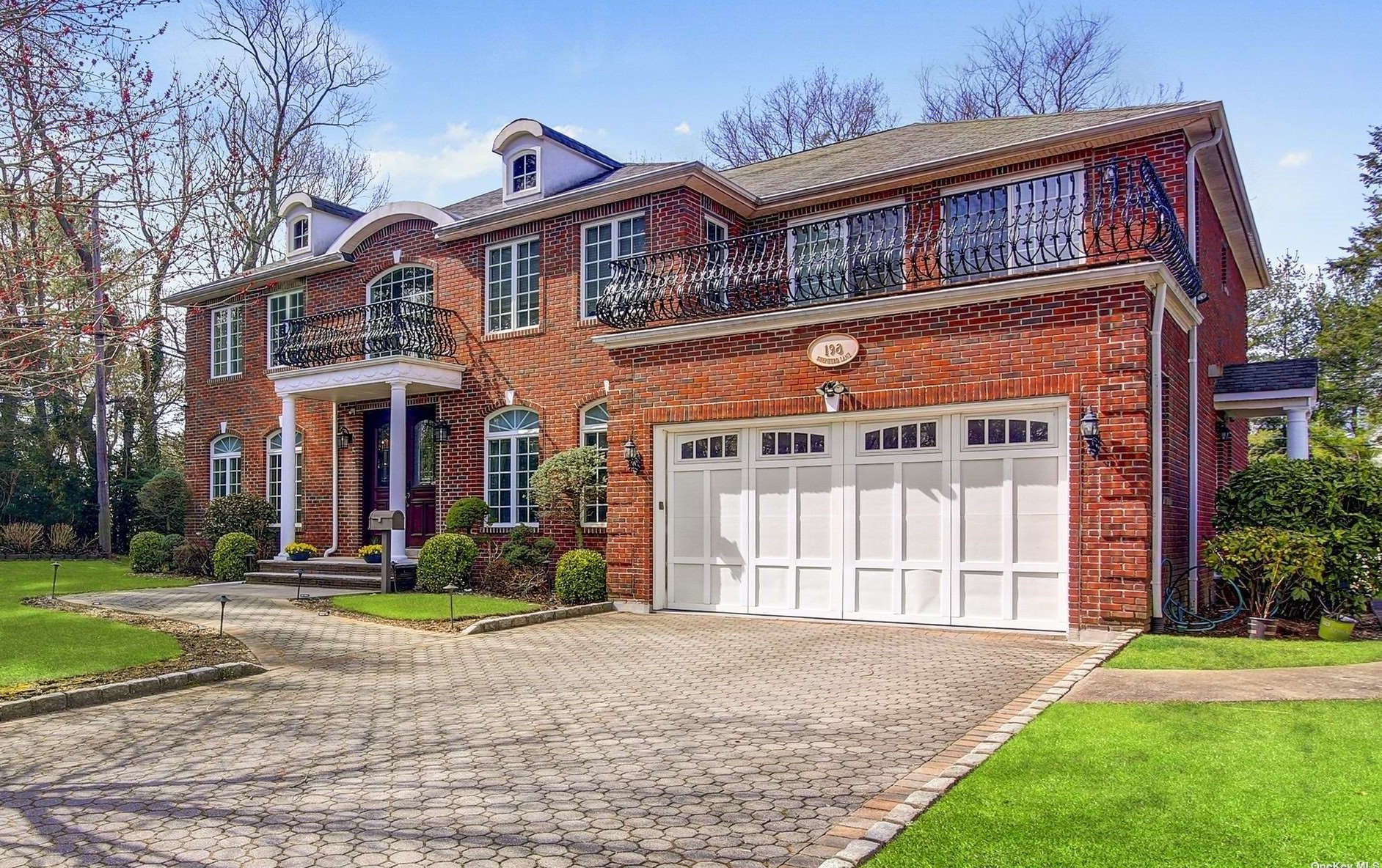 198 Shepherd Ln, East Hills, NY 11577-2509