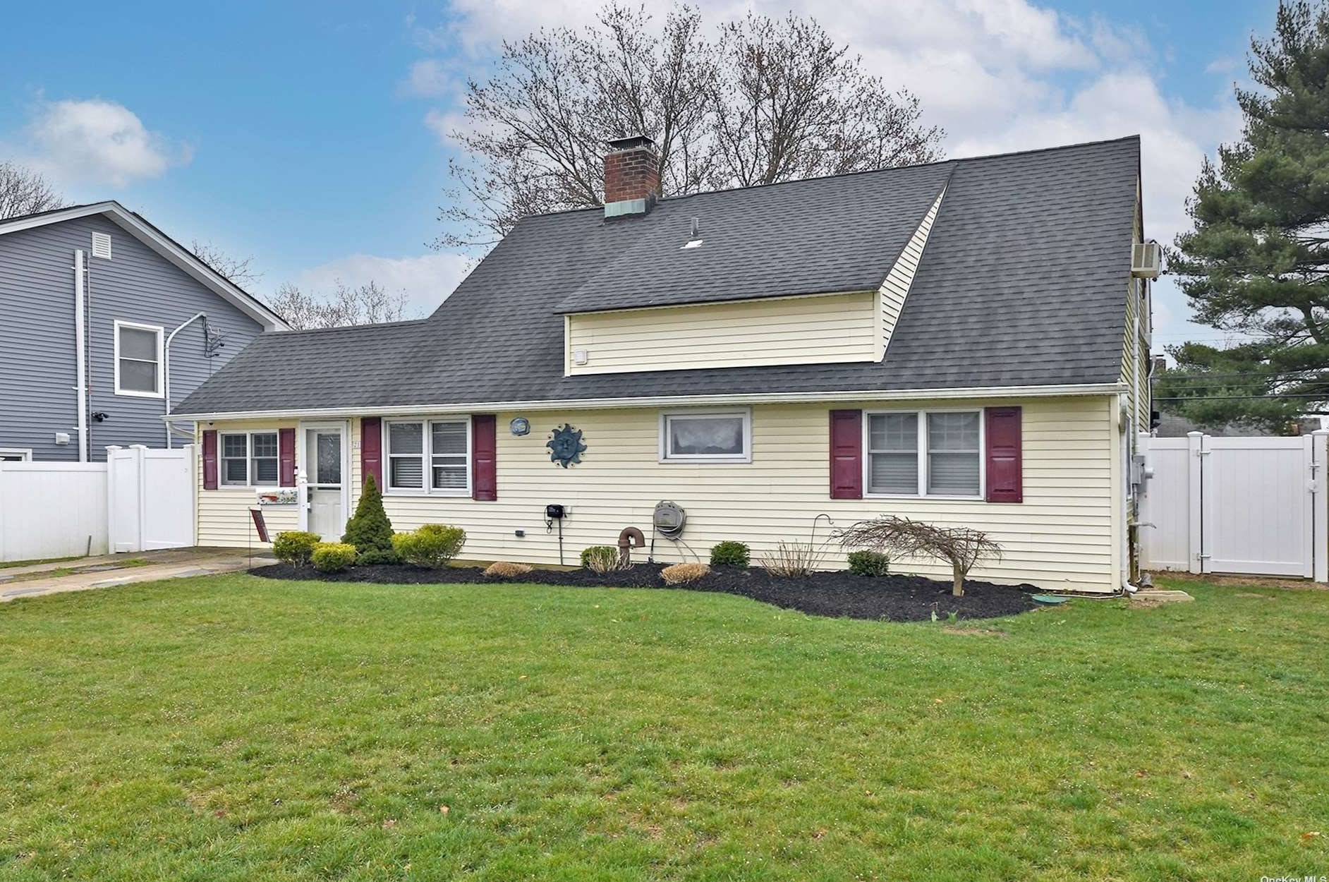 21 Sprucewood Dr, Plainedge, NY 11756-3810