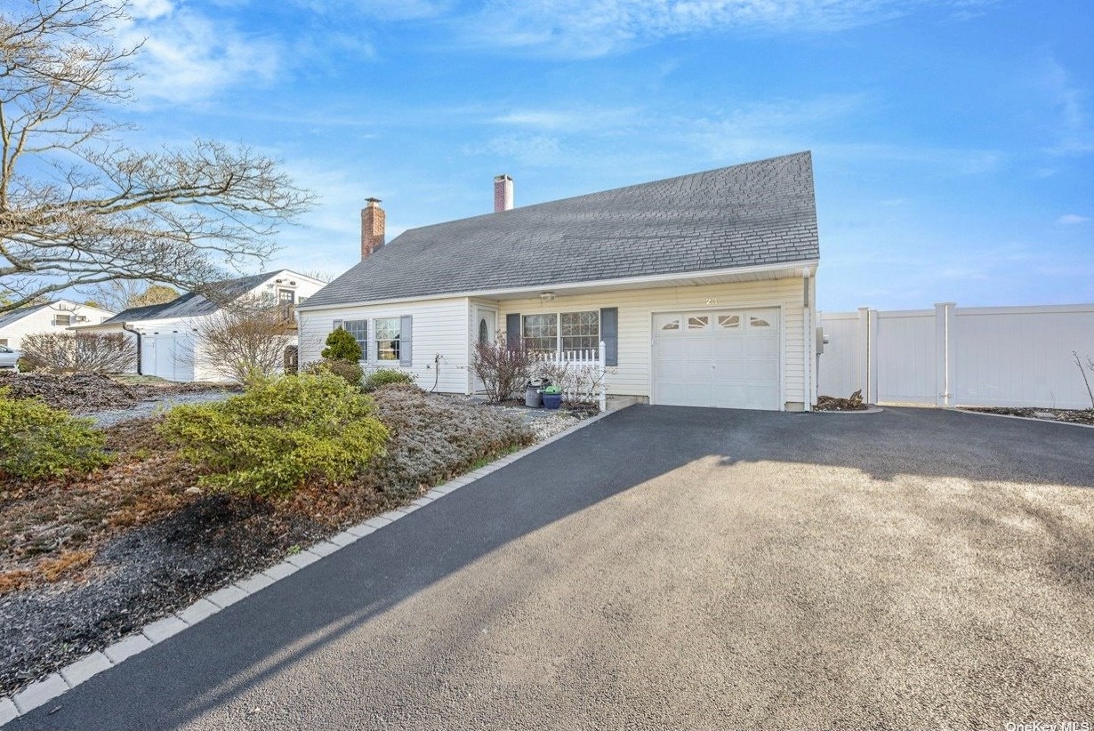 23 Torrey Pine Ln, Gordon Heights, NY 11763-4212