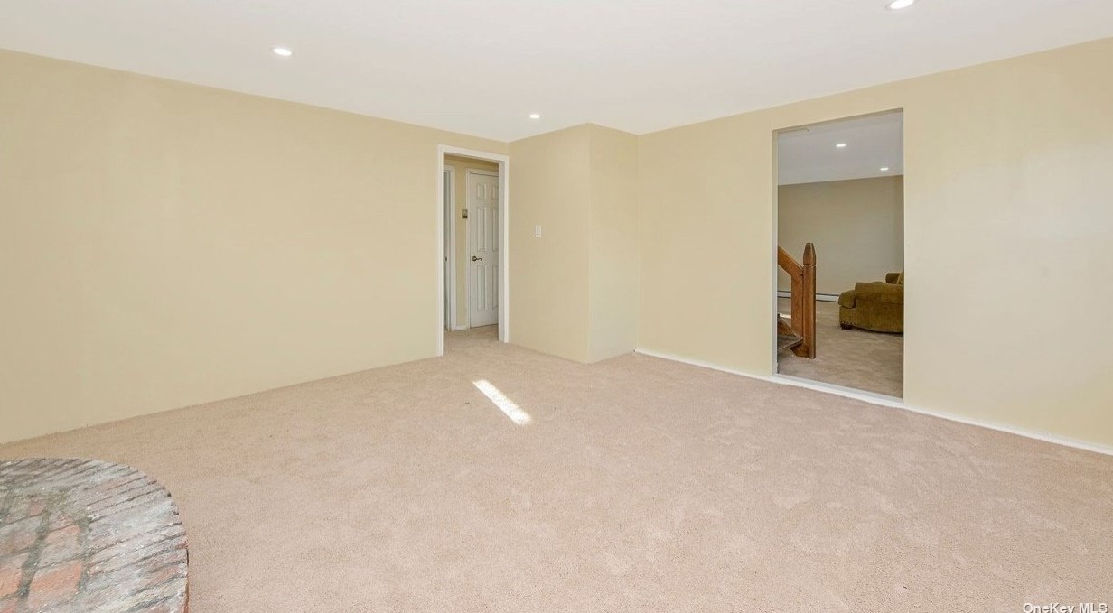 23 Torrey Pine Ln, Gordon Heights NY  11763-4212 exterior