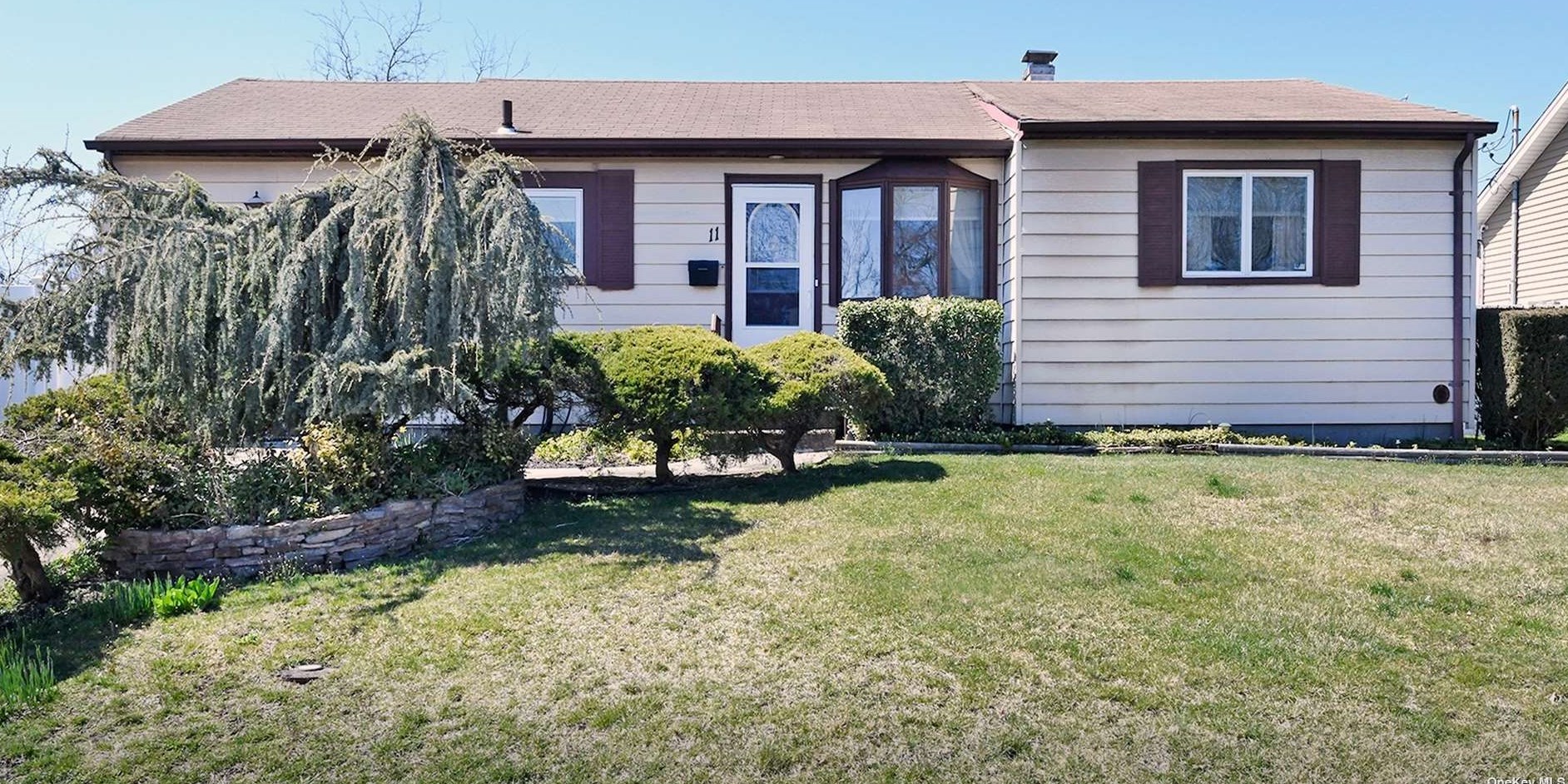 11 Karen Ave, Hicksville, NY 11803