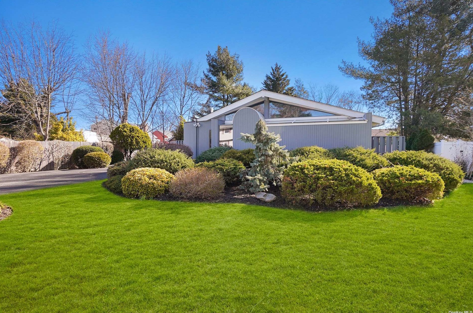 8 Carlson Ln, Elwood, NY 11731