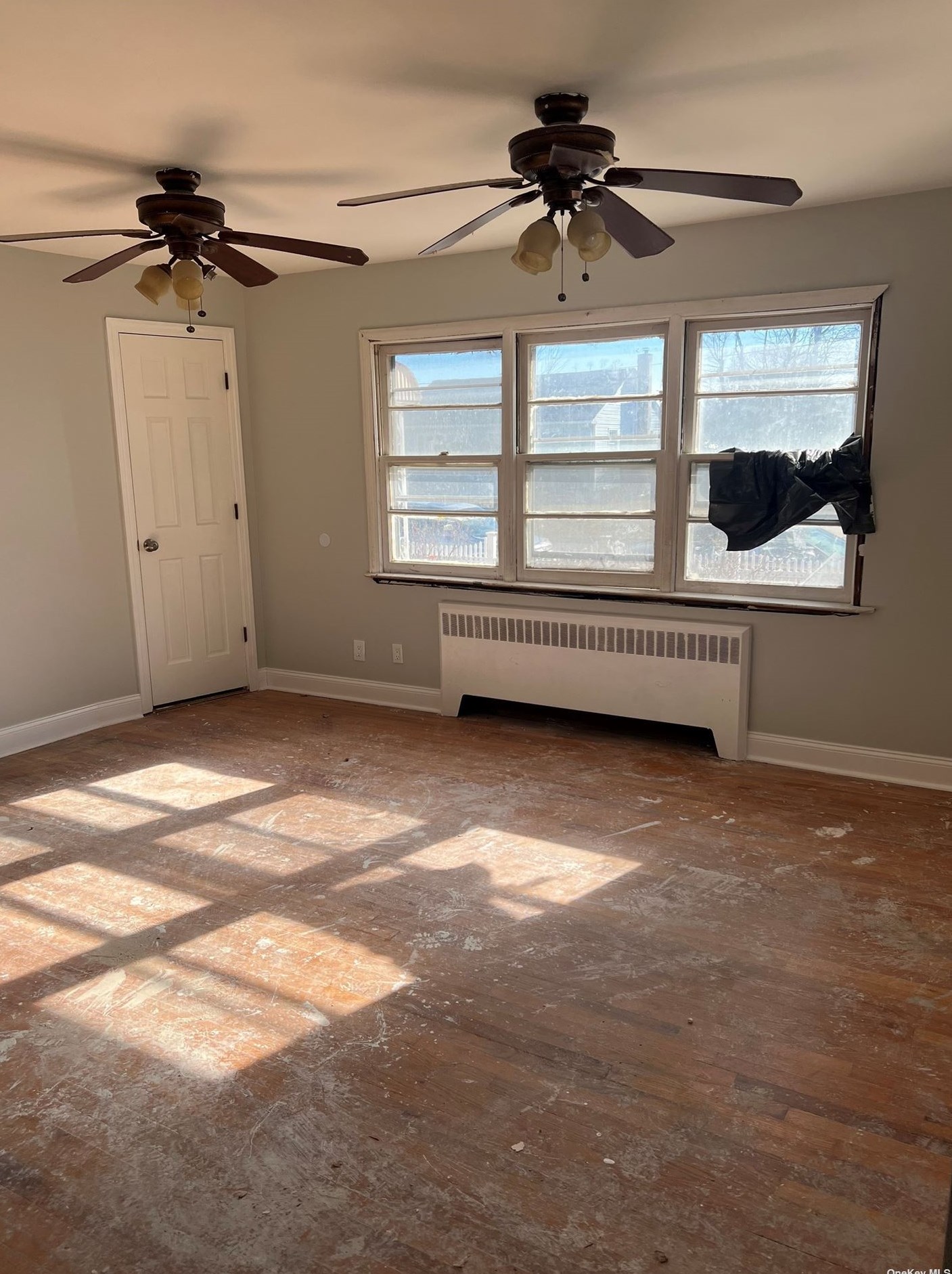 438 51st St, North Lindenhurst, NY 11757