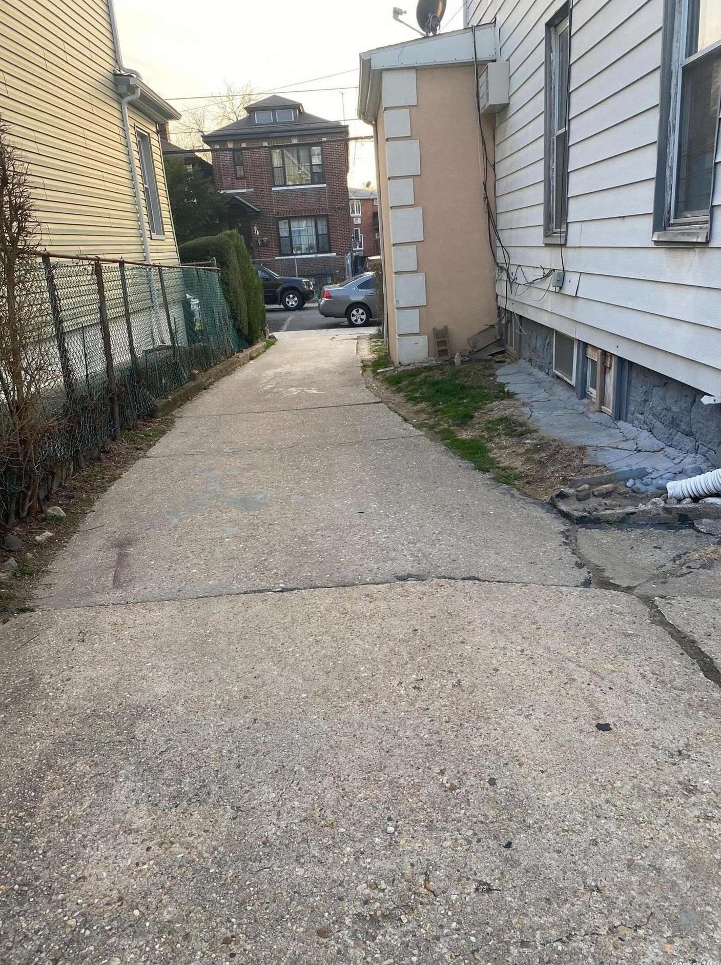 2739 Mcintosh St, Flushing, NY 11369-1950