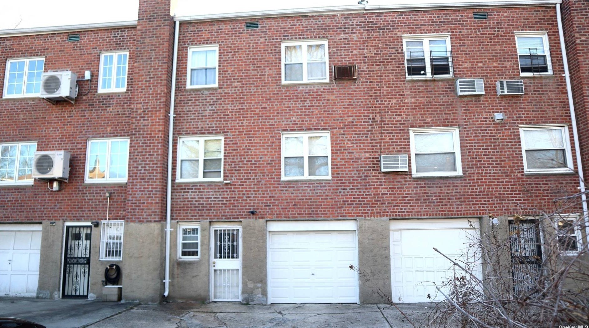 50-07 207th St, Flushing, NY 11364-1350