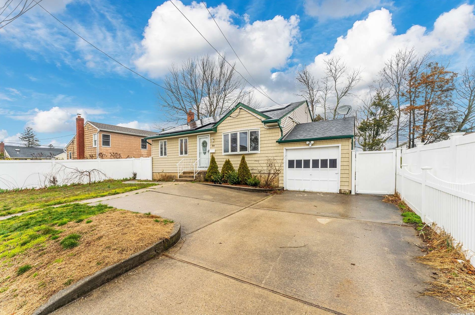 30 Washington Dr, North Lindenhurst, NY 11757
