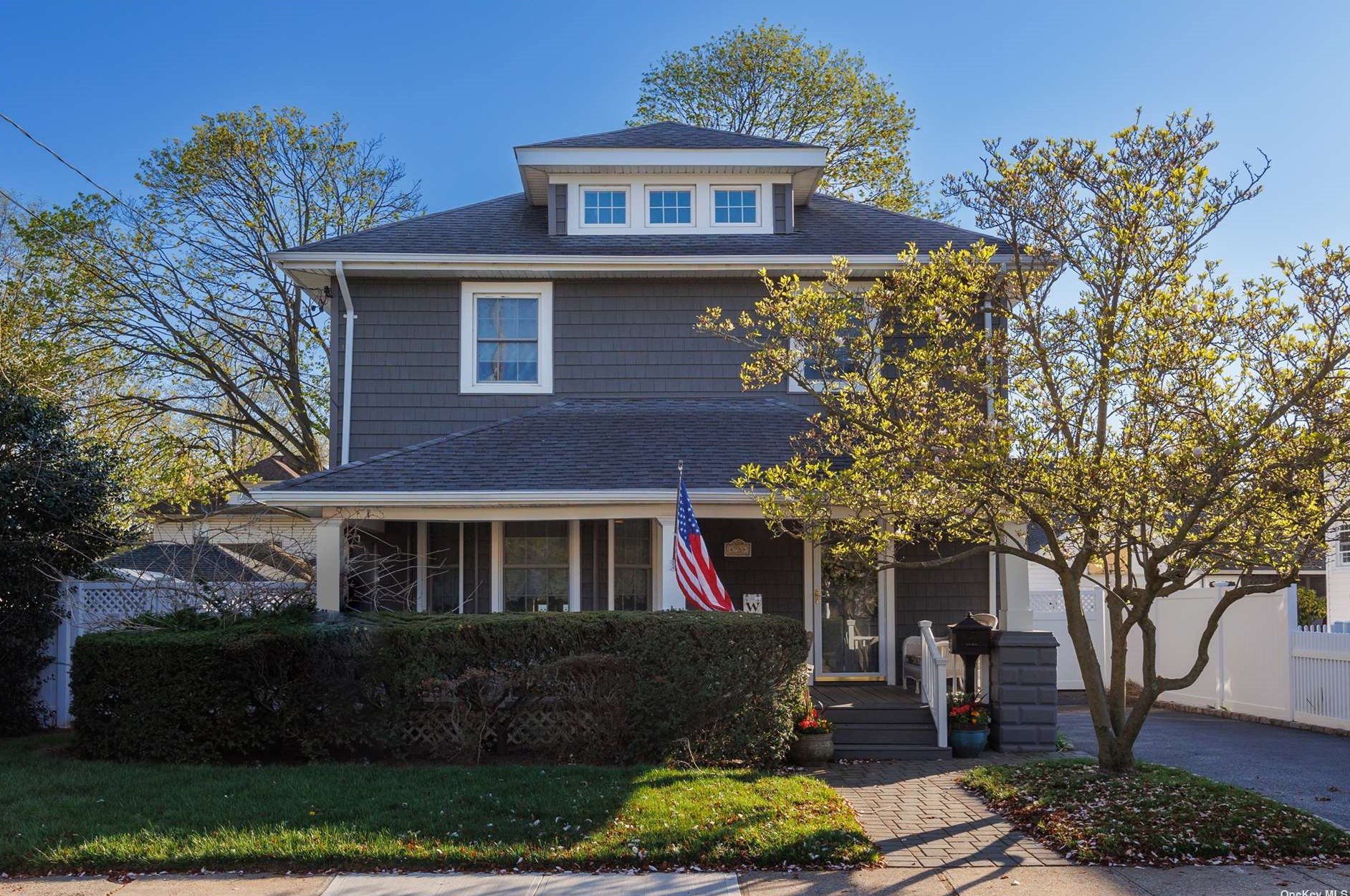 25 Sunset Ave, Lynbrook, NY 11563-4054
