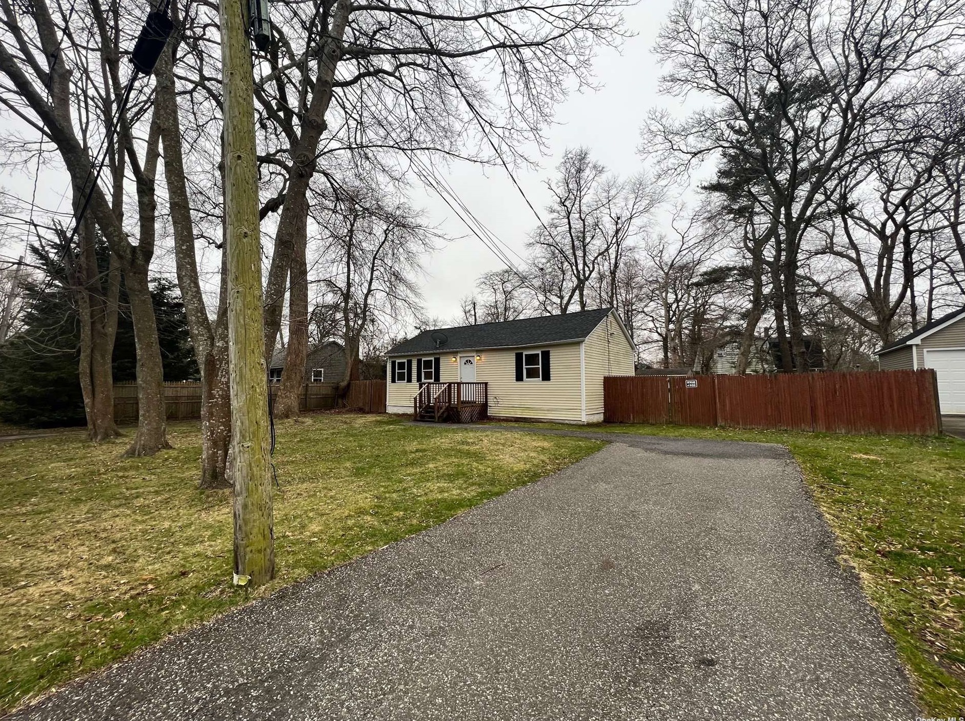92 Monroe Dr, Old Mastic, NY 11951-5505