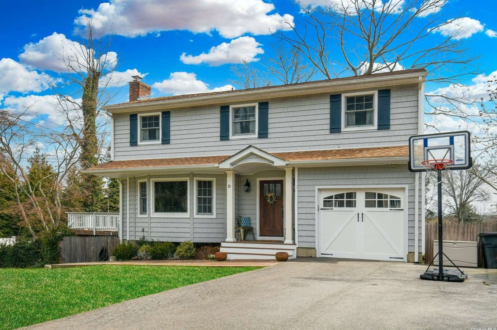 21 Highland Dr, Center Port, NY 11721-1511