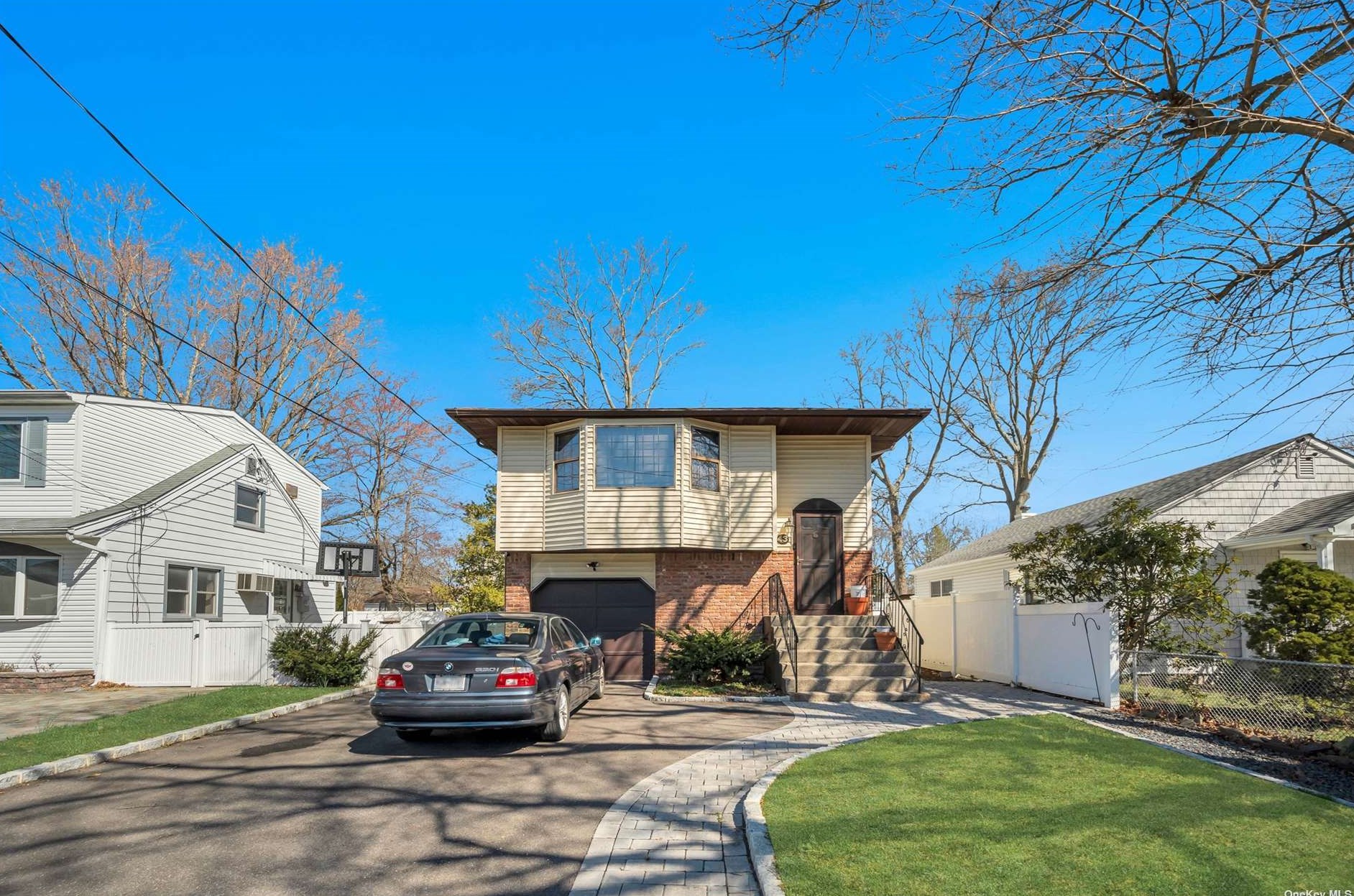 43 1st St, Hauppauge, NY 11788-1620