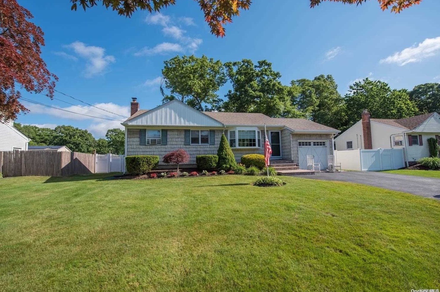23 Harcourt Ave, Smithtown, NY 11787